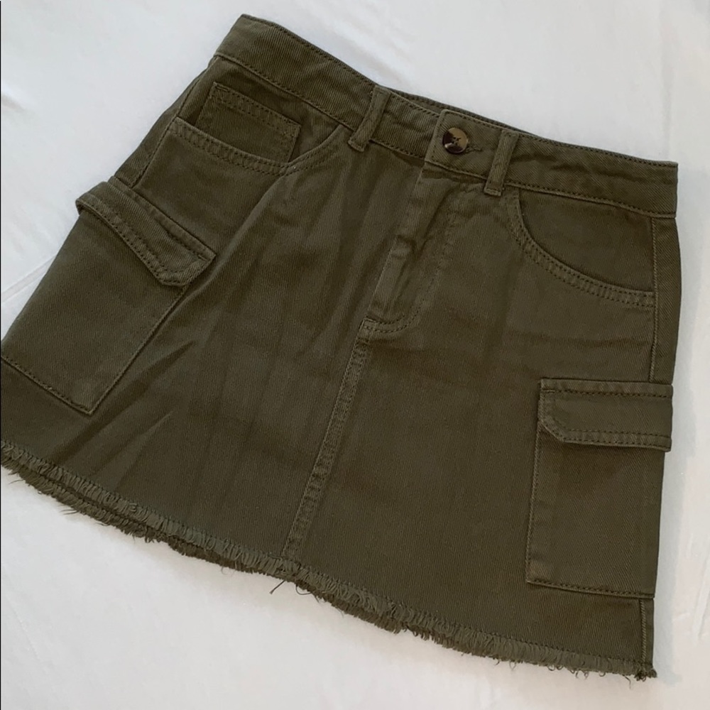 Lightly worn zara army green skirt! Very versatile